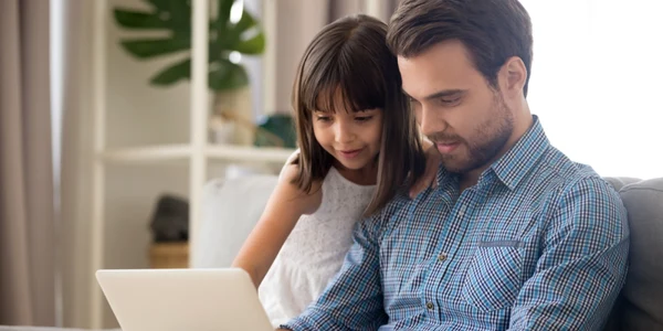 Parinte copil tata laptop familie fata online internet  FOTO Shutterstock