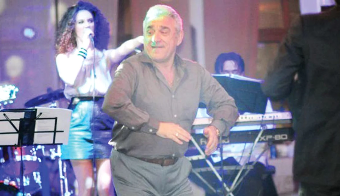Giovanni Becali şi Tudorel  Stoica l-au încadrat pe  prietenul lor, Serghei Mizil (FOTO: sergheiniculescumizil.blogspot.com)