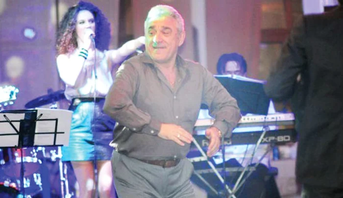 Giovanni Becali şi Tudorel  Stoica l-au încadrat pe  prietenul lor, Serghei Mizil (FOTO: sergheiniculescumizil.blogspot.com)