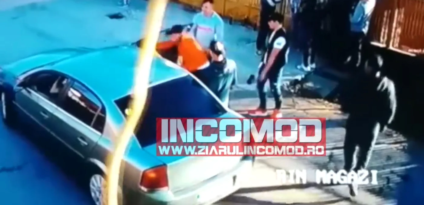 
    Doi tineri au fost bătuţi de un grup de beţivi în mijlocul drumuluifoto: captura Facebook  