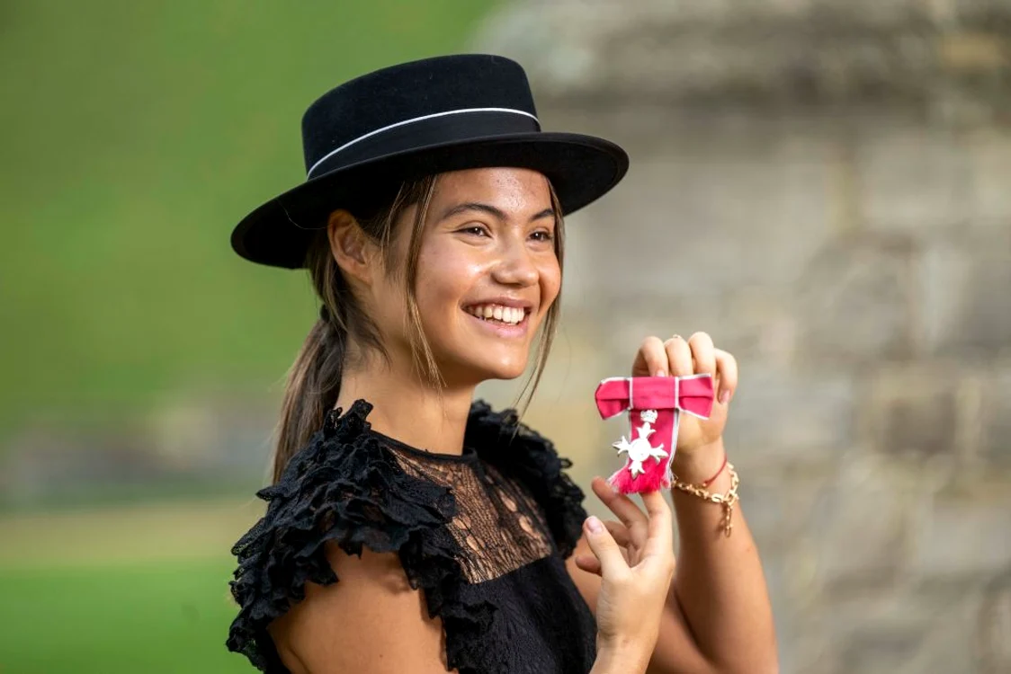 Emma Raducanu decorata de Regele Charles GettyImages 1245201010 jpg