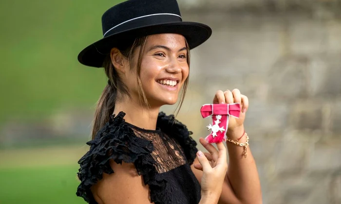 Emma Raducanu decorata de Regele Charles   GettyImages 1245201010 jpg
