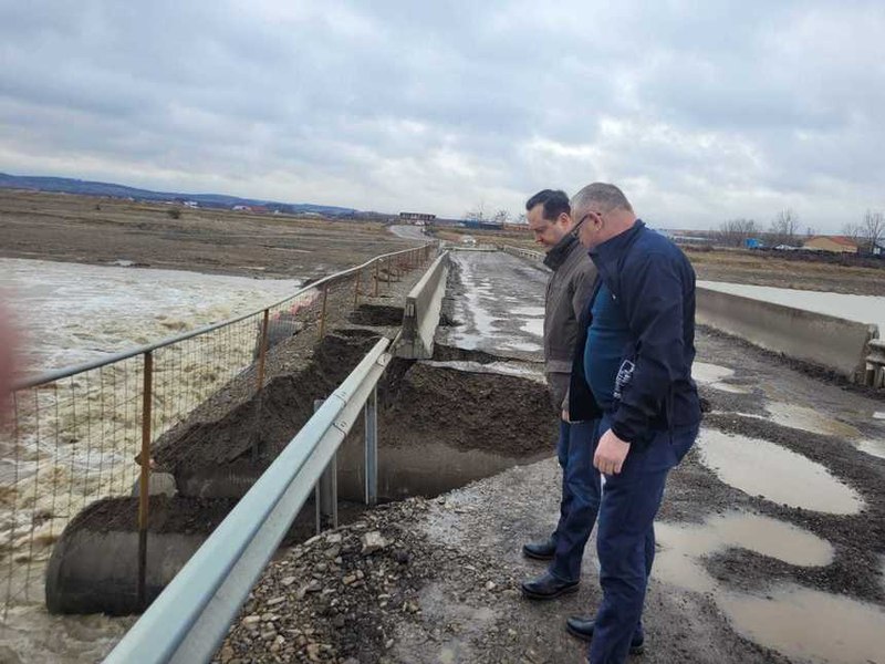 Un pod provizoriu peste râul Suceava s-a surpat, din cauza creșterii debitului apei VIDEO