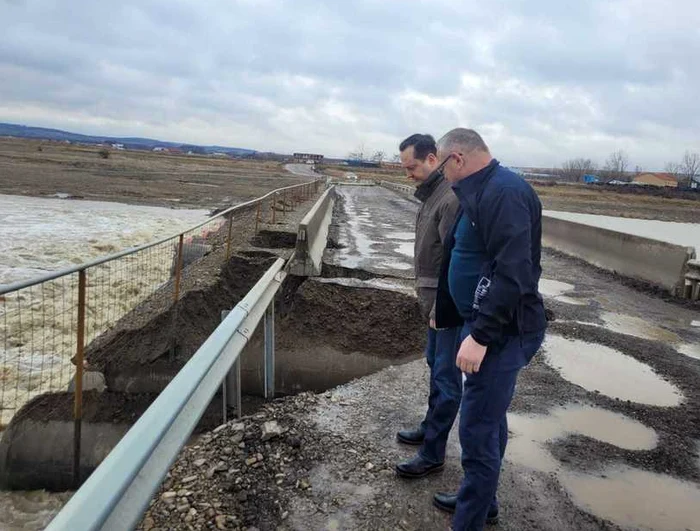 O parte a terasamentului de pe pod s-a surpat FOTO Prefectura Suceava