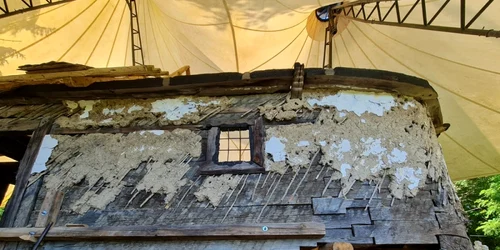 Lucrări la biserica de la Povergina FOTO Facebook/Biserici Înlemnite