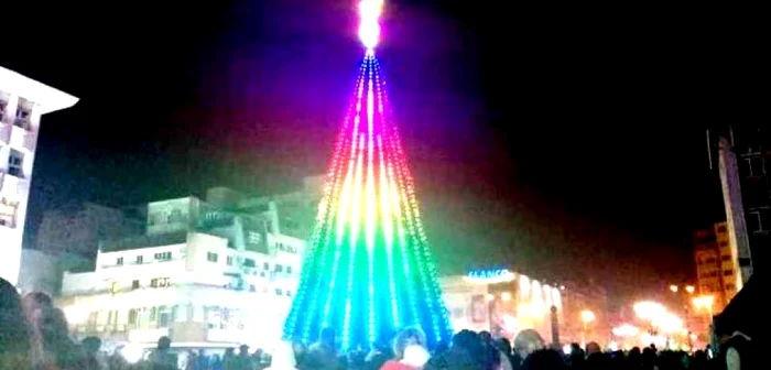 Moş Crăciun va împărţi daruri în Piaţa Tricolorului pe data de 15 decembrie, începând cu ora 18:00, după paradă, dar şi pe 16 şi 17 decembrie.