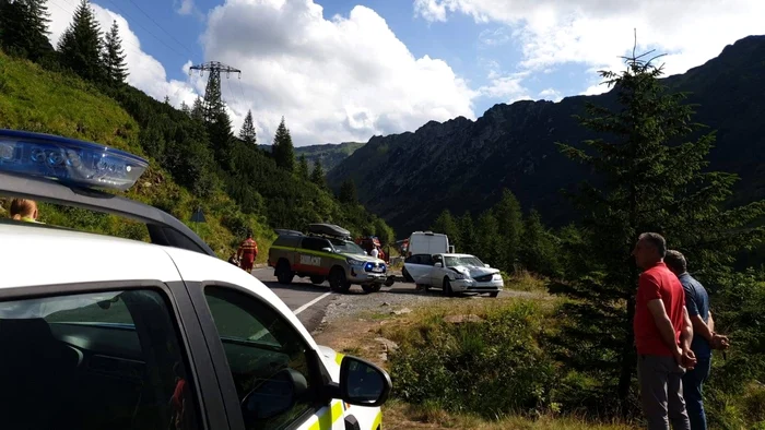 Accident grav pe Transfăgărăşan, unde un motociclist a fost spulberat de o maşină. Victima, inconştientă şi intubată, a fost preluată de SMURD