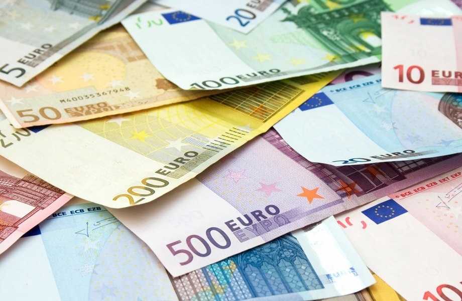 Escrocherie folosită de valutiști în anii ’90: cum a furat un bărbat peste 128.000 de euro de la un proprietar de pensiune, cu metoda geamantanului