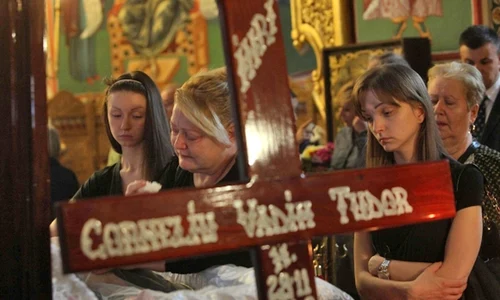 Eugenia şi Lida Tudor, alături de mama lor, Doina, la priveghiul lui Corneliu Vadim Tudor jpeg