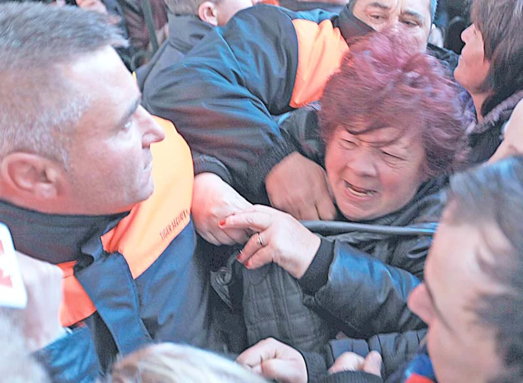 Femeile venite la mormintele rudelor  au fost împiedicate să intre