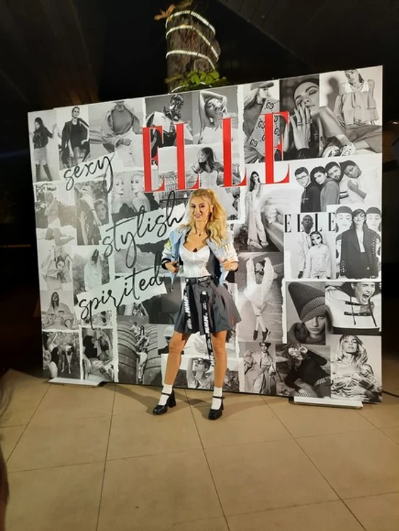 
    Andreea  Bălan  arată ca o  școlăriță  