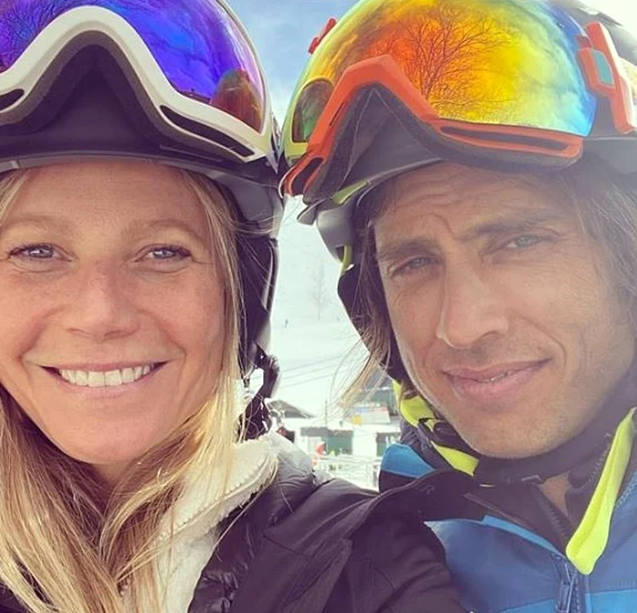 Gwyneth Paltrow (47 de ani)  şi soţul ei Brad Falchuk  (48 de ani) au ieşit la schi