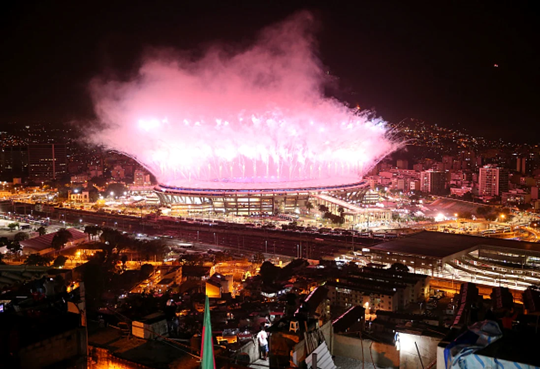 Stadionul Maracana a fost acoperit de focurile de artificii care au marcat începerea Jocurilor Olimpice