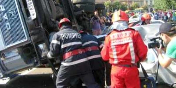 Satu Mare: Un TIR a lovit trei maşini în plin centrul oraşului - exerciţiu de simulare