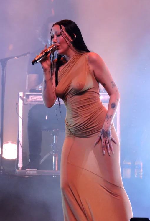 Noah Cyrus a cântat într-o rochie transparentă, la un concert din Brazilia