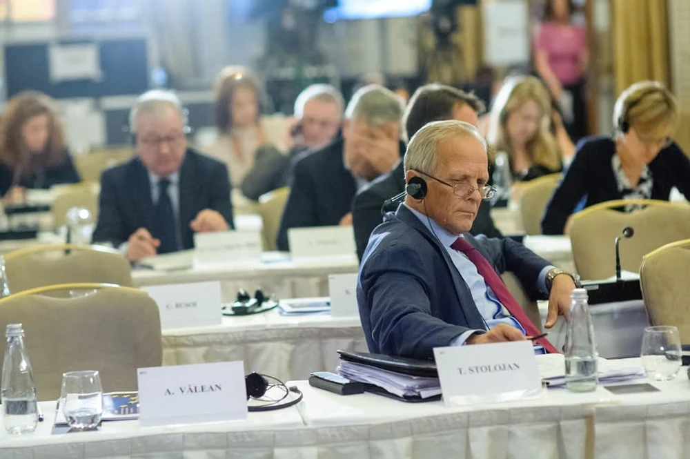 Fostul premier Theodor Stolojan spune că reducerea accizelor la carburanți ar fi o eroare: „Nu întreaga țară are aceleași suferințe. Mergem țintit pe câteva grupuri”