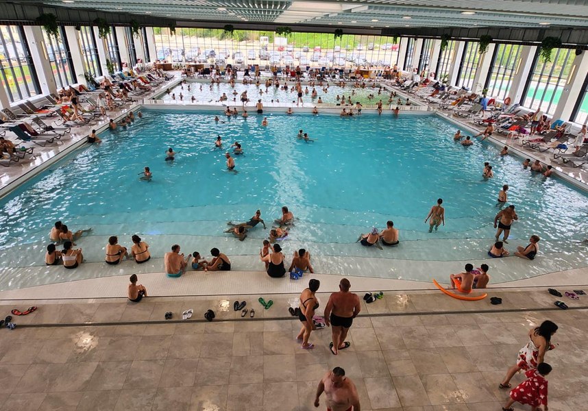 Noua stațiune balneară din Ardeal, luată cu asalt de turiști. Capacitatea maximă, atinsă în a doua zi de la deschidere