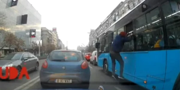 a sarit pe geam din autobuz FOTO captură video jpg