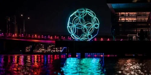 Neutrino, una dintre cele mai impresionante instalaţii de lumină ale ediţiei Spotlight 2023 Foto Spotlight jpg