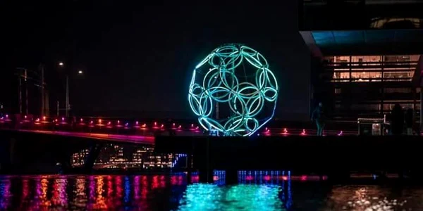 Neutrino, una dintre cele mai impresionante instalaţii de lumină ale ediţiei Spotlight 2023 Foto Spotlight jpg