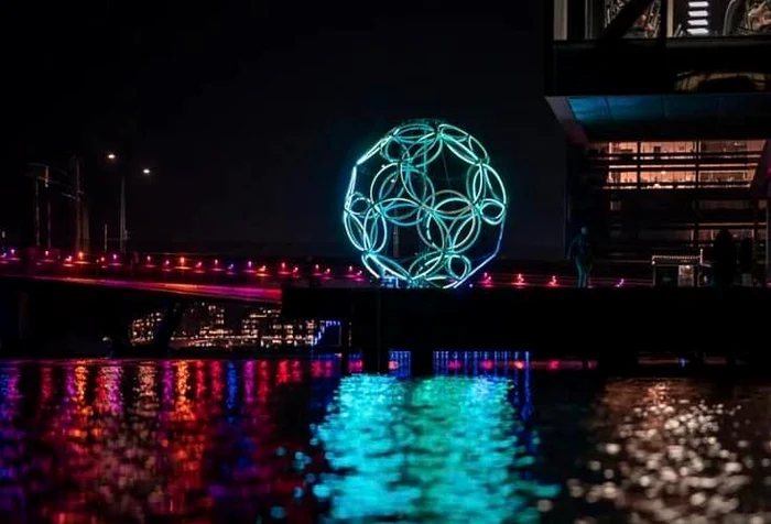 Neutrino, una dintre cele mai impresionante instalaţii de lumină ale ediţiei din 2023 Foto:Spotlight