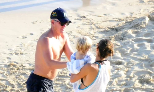 Ana Ivanovic și Bastian Schweinsteiger, împreună cu unul dintre băieții lor jpeg