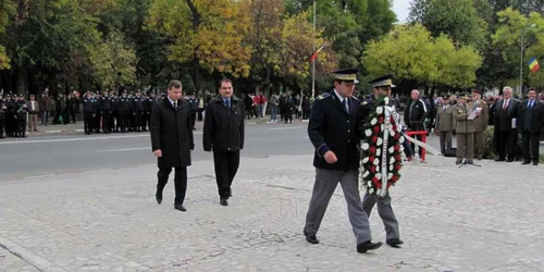 Şoferul a trecut cu maşina prin mijlocul mulţimii