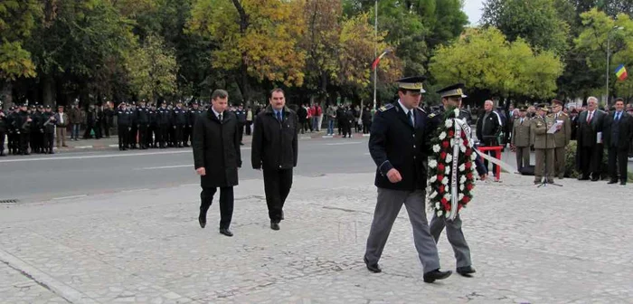 Şoferul a trecut cu maşina prin mijlocul mulţimii
