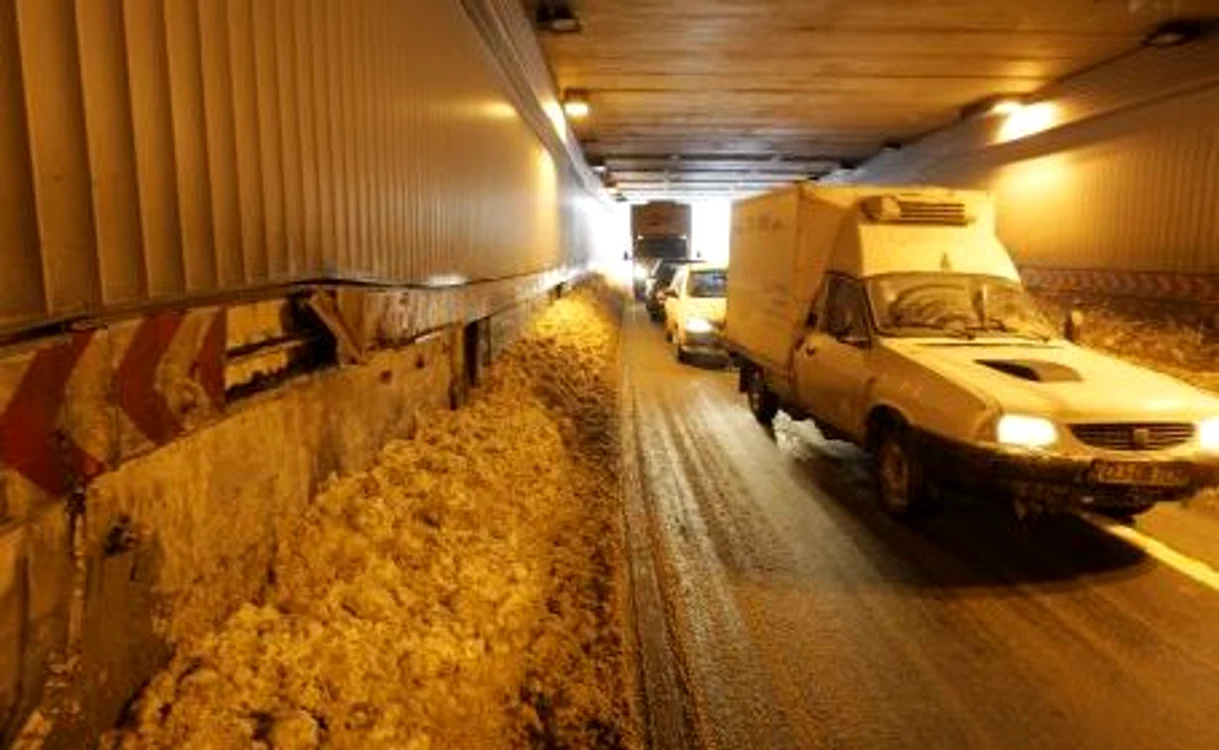 
    Pasajul a fost distrus de accidente rutiere  