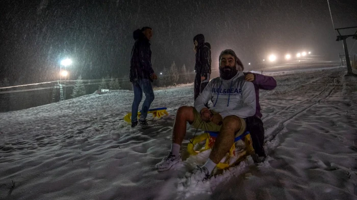 Cei prezenţi la Rânca s-au bucurat de zăpadă                          FOTO: facebook.com/ranca.pe.transalpina/