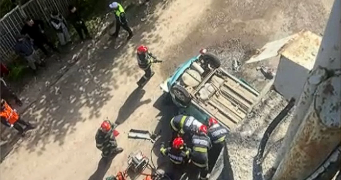 O șoferiță a căzut cu mașina de pe un pod după ce a acroșat un TIR / foto: captură video