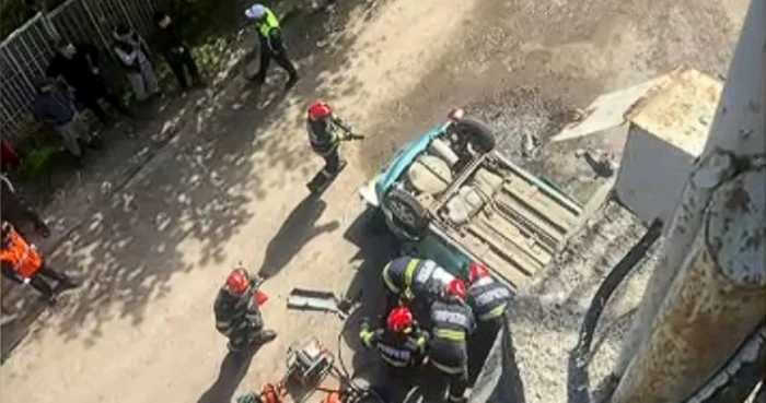 O șoferiță a căzut cu mașina de pe un pod după ce a acroșat un TIR / foto: captură video
