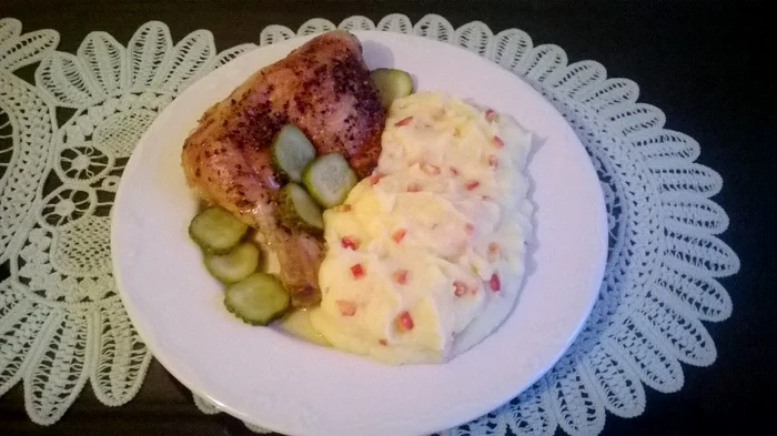 Pulpe de pui cu piure pufos şi ardei gras