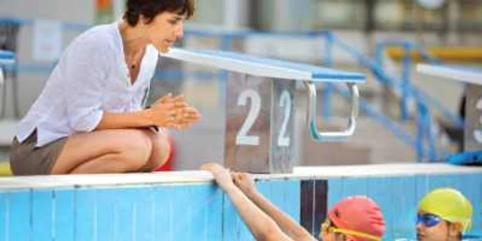 Kinetoterapeutul Emese Maniu le dă indicaţii copiilor nevăzători din bazinul de înot