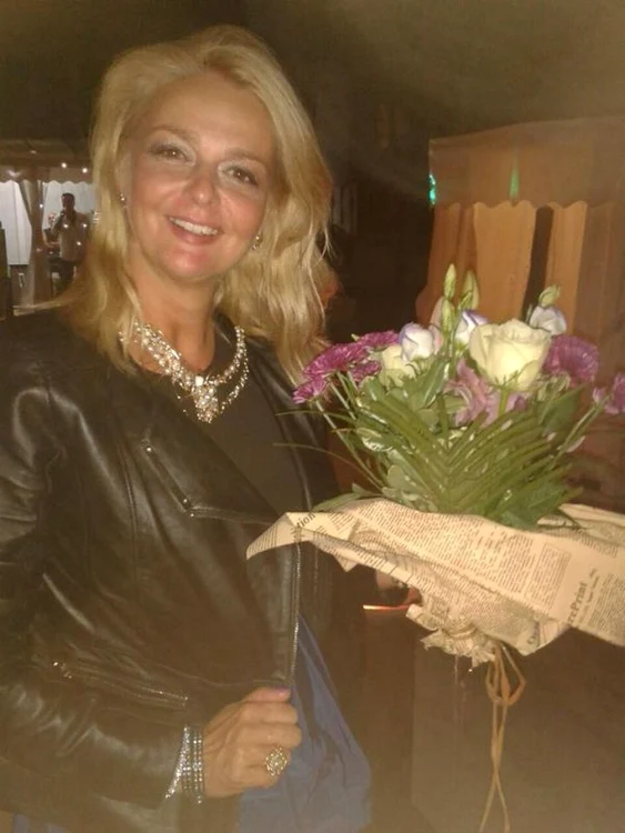 In timp ce Adrian Enache intretine atmosfera, Iuliana Marciuc isi primeste invitatii