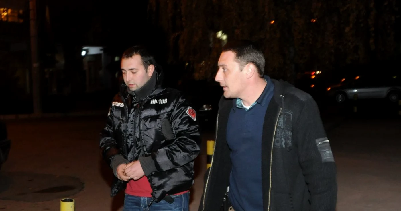 Autorul jafului (stânga) a fost adus în faţa judecătorilor cu cătuşe la mâini