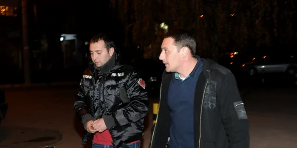 Autorul jafului (stânga) a fost adus în faţa judecătorilor cu cătuşe la mâini