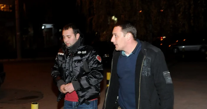 Autorul jafului (stânga) a fost adus în faţa judecătorilor cu cătuşe la mâini