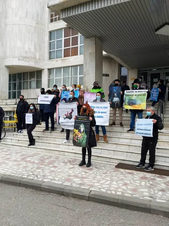 Sediul Tribunalului Gorj a fost pichetat de protestatari