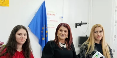 sara babarelu si ana maria stirbescu, absolvente de 10 olt   foto alina mitran (5) jpeg