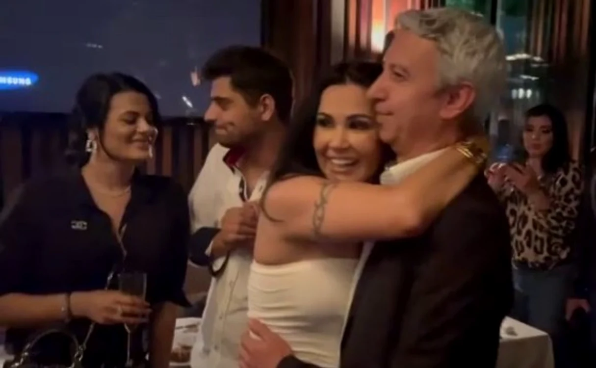 
    Oana Zăvoranu a fost foarte fericită să-l revadă pe Dan Diaconescu la petrecerea ei aniversarăfoto: arhiva personală  
