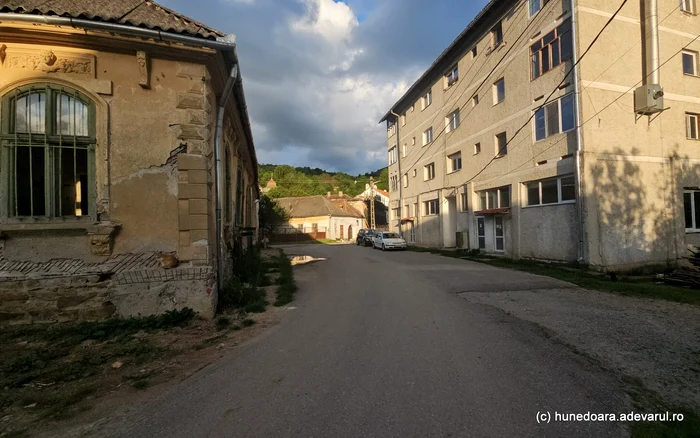 Un bloc muncitoresc clădit în locul unui palat. Foto: Daniel Guță. ADEVĂRUL