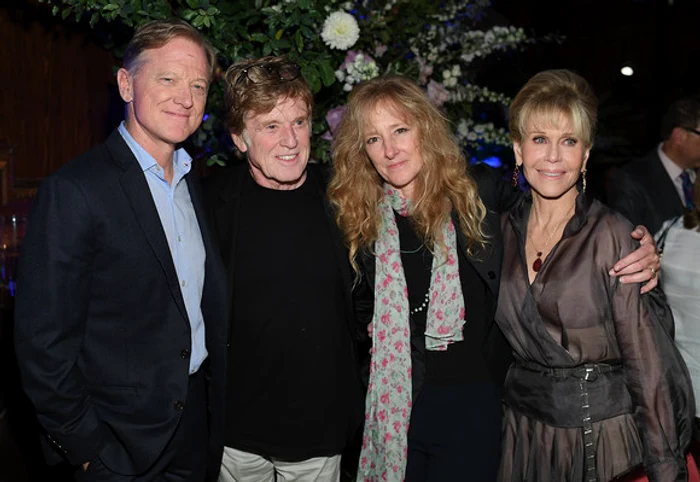 James Redford, Robert Redford, Shauna Redford și actrița Jane Fonda, la o premieră, în 2017 foto: GettyImages