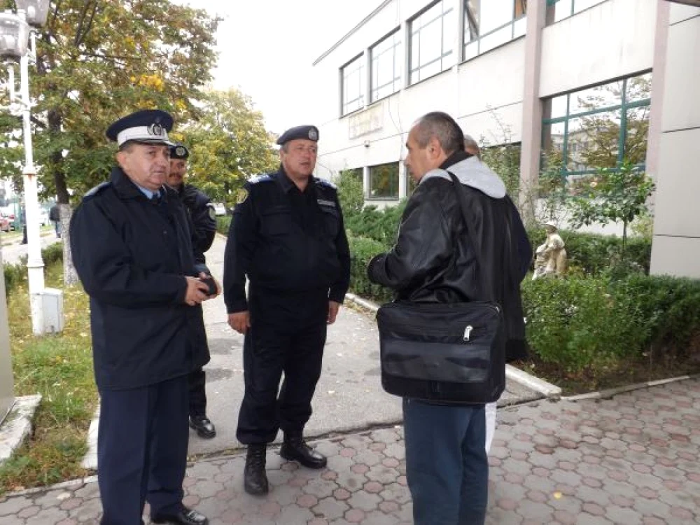 Liderul de sindicat Florin Rogobete îi anunţă pe şefii Jandarmeriei că protestul nu mai are loc FOTO Corina Macavei