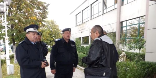 jandarmi in fata sediului raan FOTO Corina Macavei