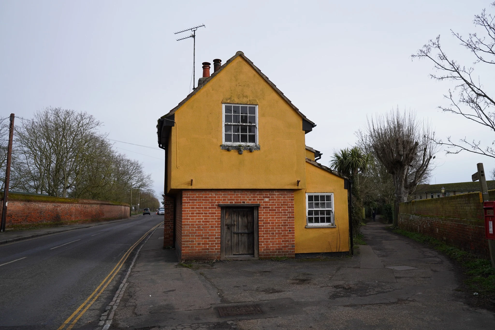 „Casa bântuită”: o femeie povestește coșmarul trăit în locuința visurilor sale. „Am fost împinsă. O siluetă neagră, uriașă, plutea în spatele meu”