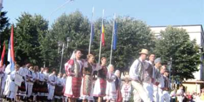 Cântec şi port popular pe străzile Severinului