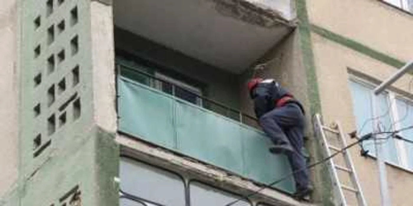 Pompierii au intrat în casă, prin balcon