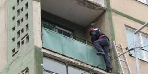 Pompierii au intrat în casă, prin balcon