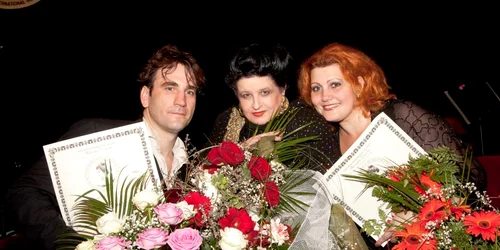 Baritonul Alvaro Lozano din Spania şi soprana Edith Borsos din România, împreună cu Mariana Nicolesco